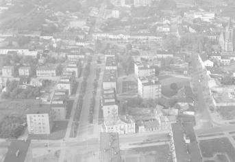 układ urbanistyczny centrum. Widok ogólny układu centrum miasta od strony zachodniej, skan 1