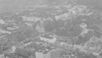 zabudowa centrum miasta . Widok ogólny zabudowy centrum wokół rynku od strony zachodniej, skan 1