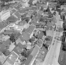 zabudowa centrum miasta z rynkiem i kościołem parafialnym /ok. poł. XV, XVIII, XIX wieku/ Widok ogólny zabudowy centrum miasta z rynkiem i położeniem kościoła parafialnego od strony zachodniej, skan 1