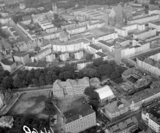 zabudowa centrum miasta. Fragment zabudowy centrum z położeniem kościoła parafialnego , rynku i kościoła Jezuitów od strony zachodniej, skan 1