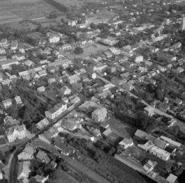 zabudowa miasta. Widok ogólny zabudowy centrum od strony zachodniej, skan 1