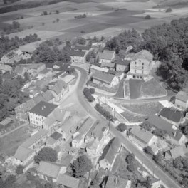 zabudowa wsi. Fragment zabudowy wsi od strony zachodniej, skan 1