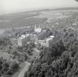klasztor Franciszkanów /XVII, XVIII wieku/ Widok ogólny klasztoru w otoczeniu przestrzennym od strony południowej, skan 1