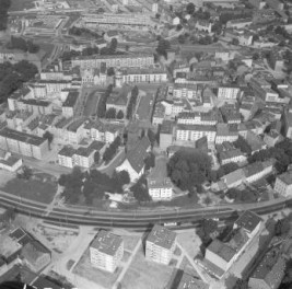zabudowa centrum z rynkiem i kościołem  parafialnym. Widok ogólny zabudowy centrum miasta z rynkiem od strony południowej - zachodniej, skan 1
