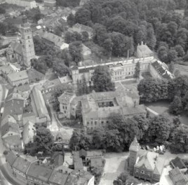 zamek (XVI, XVIII, XIX wieku), kościół parafialny. Widok ogólny kościoła w stosunku do zamku w otoczeniu parkowym od północnej - zachodniej, skan 1