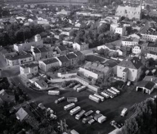 zabudowa centrum miasta. Widok ogólny centrum zabudowy miasta z położeniem  kościoła parafialnego i zamku od strony  południowej - zachodniej, skan 1