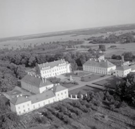 zespół pałacowo - ogrodowy. Pałac biskupów kujawskich /II poł. XVIII wieku/ Widok ogólny zespołu pałacowo - ogrodowego od strony północnej - zachodniej, skan 1