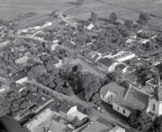 zabudowa gminy. Fragment zabudowy centrum gminy od strony północnej - zachodniej, skan 1