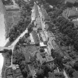 dawny klasztor Bernardynów z kościołem Najświętszego Sakramentu. Widok ogólny klasztoru w otoczeniu zabudowy miasta od strony północnej - wschodniej, skan 1