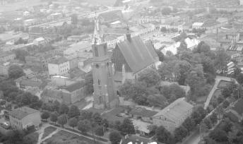 kościół parafialny  I poł. XIV, XV wieku zabudowa miasta. Widok ogólny kościoła parafialnego oraz jego położenie w otoczeniu zabudowy miasta od strony południowej - zachodniej, skan 1
