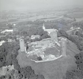 zamek ks. mazowieckich XV - XVIII wieku widok ogólny ruin zamku od strony południowej, skan 1
