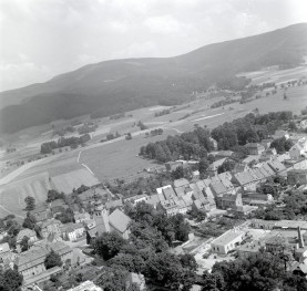 zabudowa miasta w układzie krajobrazowym. Fragment zabudowy centrum od strony zachodniej, skan 1