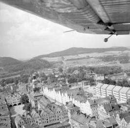 zabudowa centrum  miasta.  Fragment zabudowy  centrum od strony południowej , skan 1