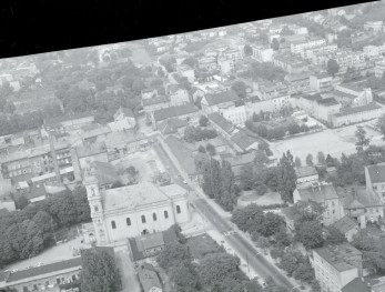 fragment zabudowy miasta Biała z kościołem parafialnym od strony południowej, skan 1