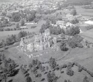 zamek biskupów krakowskich XIV wieku Widok ogólny ruin zamku od strony południowej, skan 1