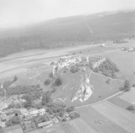 zamek XIV wieku Widok ogólny ruin zamku od strony południowej - zachodniej, skan 1