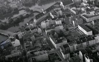 zabudowa centrum Starego Miasta. Zabudowa  miasta między ul. Kiełbaśniczą a Grodzką od strony południowej - zachodniej, skan 1