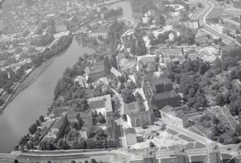 Ostrów Tumski i Piasek. Widok ogólny zespołów sakralnych od strony wschodniej, skan 1