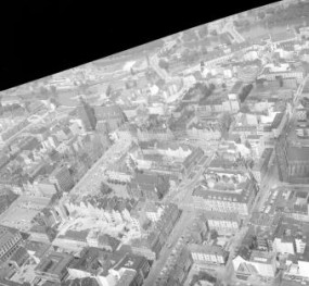 układ urbanistyczny. Widok  ogólny układu centrum z rynkiem od strony południowej, skan 1