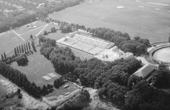 stadion Śląski. Widok ogólny - baseny kąpielowe od strony południowej, skan 1