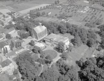pałac i kościół parafialny. Widok ogólny od strony południowej - zachodniej, skan 1