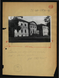 fotografia czarno-biała przedstawiająca elewacje ogrodową dworu w tej miejscowości – ze zbiorów Centralnego Biura Inwentaryzacji, skan 1