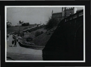 fotografia czarno-biała przedstawiająca fragment placu zamkowego oraz schodów prowadzących do zamku , skan 1