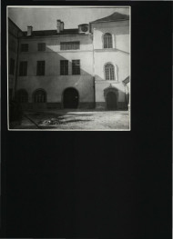 fotografia czarno-biała przedstawiająca fragment zachodniej elewacji zamku z bramą główną, skan 1