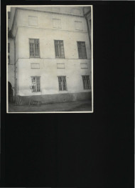 fotografia czarno-biała przedstawiająca fragment południowej elewacji zamku, skan 1