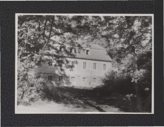 2 fotografie czarno-białe przedstawiające jeden z budynków w ramach zespołu pałacowego, skan 1