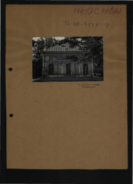 fotografia czarno-biała przedstawiająca fragment elewacji pałacowej, skan 1