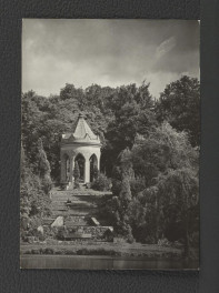 fotografia czarno-biała przedstawiająca tzw. kiosk pseudogotycki w miejscowym parku, skan 1
