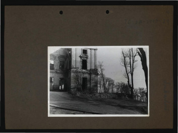 3 fotografie czarno-białe przedstawiające zniszczony przez pożar pałac  , skan 2