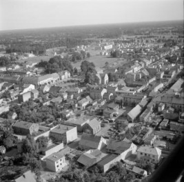 fragment zabudowy miasta ze Starym Rynkiem od str. płd-zach., skan 1