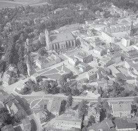 układ urbanistyczny. Widok ogólny zachodniej części centrum miasta z murami miejskimi, kościołem parafialnym  i rynkiem od strony południowej - zachodniej , skan 1