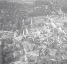 układ urbanistyczny. Widok ogólny zachodniej części centrum miasta z murami miejskimi, kościołem parafialnym  i rynkiem od strony południowej - zachodniej , skan 1