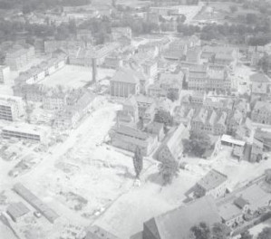 zespół urbanistyczny. Widok ogólny rynku i zabudowy centrum miasta od strony  zachodniej , skan 1
