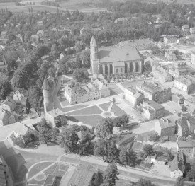 układ urbanistyczny. Widok ogólny zachodniej części centrum miasta z murami miejskimi, kościołem parafialnym od strony południowej , skan 1