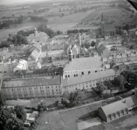 zabudowa centrum miasta. Widok ogólny zabudowy   centrum miasta od strony północnej , skan 1