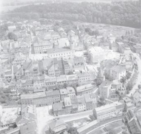zespół urbanistyczny. Widok ogólny rynku i zabudowy przyrynkowej od strony południowej - zachodniej, skan 1