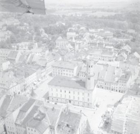 zespół urbanistyczny. Widok rynku z ratuszem i bloków przyrynkowych od strony południowej, skan 1