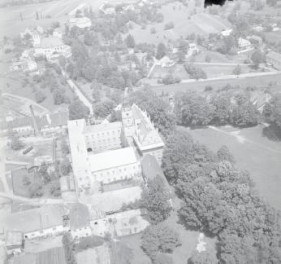 zespół pałacowy. Widok ogólny zespołu pałacowego od strony południowej /na osi widoczny kościół parafialny/, skan 1