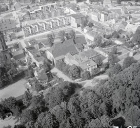 zabudowa centrum miasta. Widok ogólny południowej zabudowy przyrynkowej, skan 1