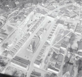 zespół urbanistyczny. Widok ogólny rynku i zabudowy przyrynkowej od strony południowej - zachodniej, skan 1