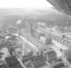 zespół urbanistyczny. Widok ogólny rynku i zabudowy przyrynkowej od strony południowej - wschodniej, skan 1