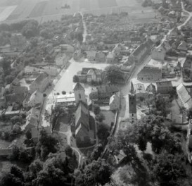 zespół urbanistyczny. Widok ogólny rynku i zabudowy przyrynkowej z kościołem parafialnym od strony wschodniej, skan 1