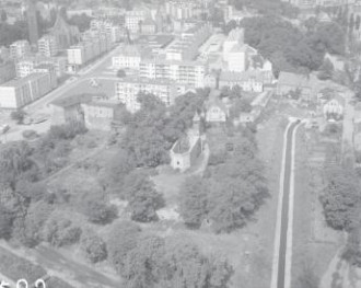 zespół urbanistyczny. Widok ogólny rynku i zabudowy przyrynkowej i kaplicy zamkowej od strony północnej - wschodniej, skan 1