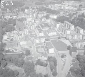 zespół urbanistyczny. Widok ogólny rynku i zabudowy przyrynkowej z kościołem parafialnym od strony południowej - wschodniej, skan 1