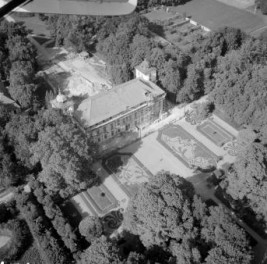 widok ogólny zespołu pałacowego od strony południowo - wschodniej , skan 1
