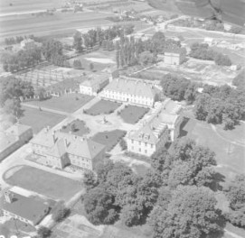 Pałac biskupów kujawskich z XVIII wieku, widok ogólny od strony  południowo - wschodniej, skan 1